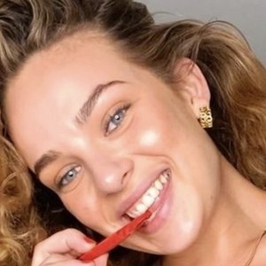 Abbie Chatfield image 5