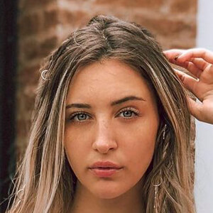 Abril Duhalde, 27 (Instagram Star)