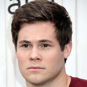 Adam DeVine, 39 (Actor de Televisión)