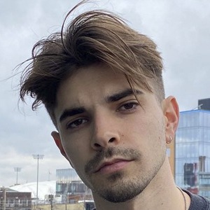Adrian Mitchell, 28 (流行歌手)