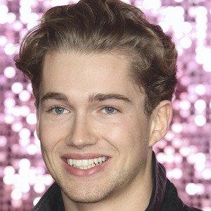 Celebrities born on November 5