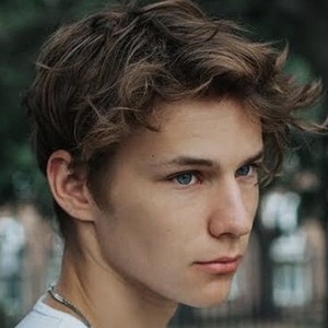 Alex Cowling image 4
