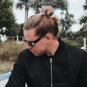 Alex Yaro, 35 (Photographer)