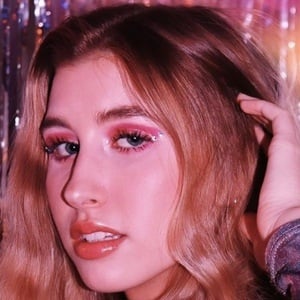 Alexa Wollney, 22 (TikTok Star)