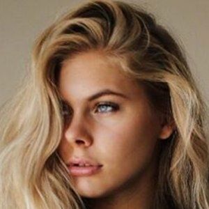 Alexis Ashley, 27 (流行歌手)