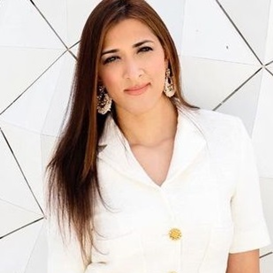 Alia Raffia, 38 (Model)