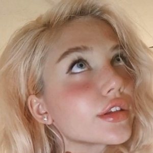 Alida Simone, 24 (Instagram Star)