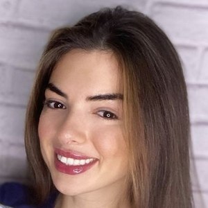 Aline Simões, 34 (Instagram Star)