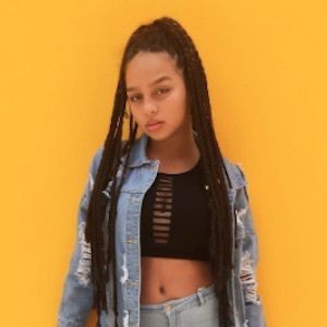 Alondra Martínez, 25 (流行歌手)