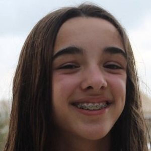 Amélie Girard, 19 (TikTok Star)