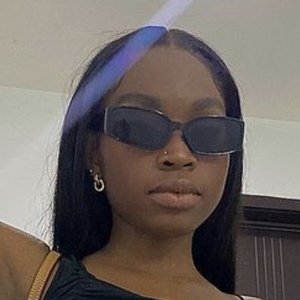 Amy Okoli, 24 (Instagram明星)