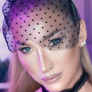 Ana Kgb, 33 (化妝師)