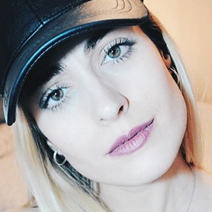 Andrea Mirela, 32 (YouTube Star)