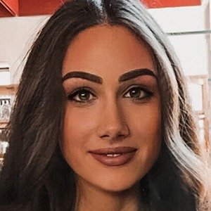 Angela Giakas, 31 (Blogger)