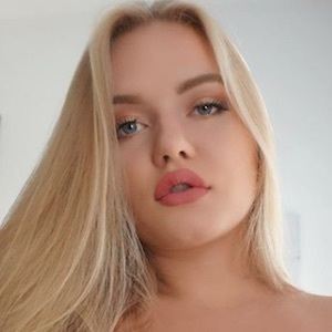 Angelica Maria, 28 (Instagram Star)