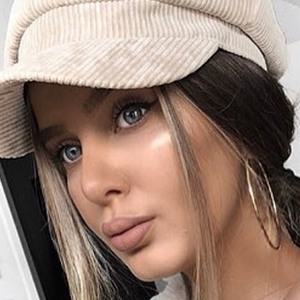 Angelina.XZ, 30 (Instagram Star)