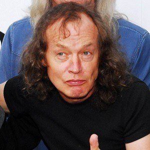 Angus Young, 70 (Гитарист)