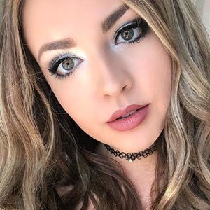 Anna Albus, 30 (流行歌手)