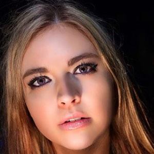 Anna Albus, 31 (流行歌手)