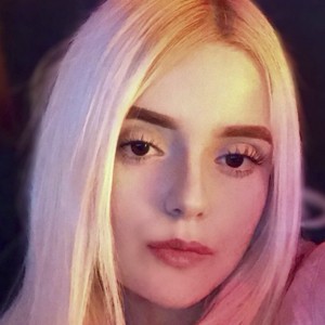 Anna Barrón, 23 (TikTok Star)