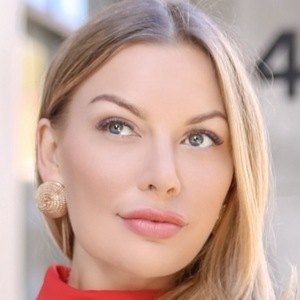 Anna Bey, 39 (Blogger)