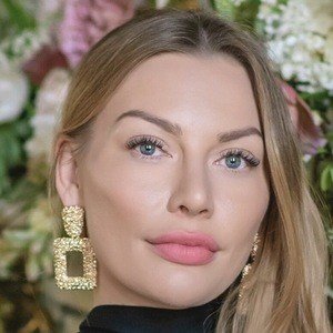 Anna Bey, 39 (Blogger)