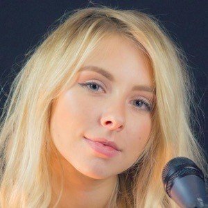 Anna Graceman, 26 (民歌手)