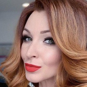 Anna Komarova, 38 (造型师)