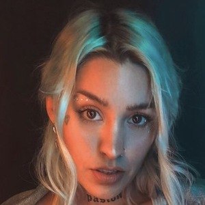 Anna Paula, 39 (流行歌手)