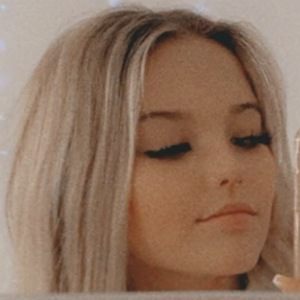 Anna Williams, 23 (TikTok明星)