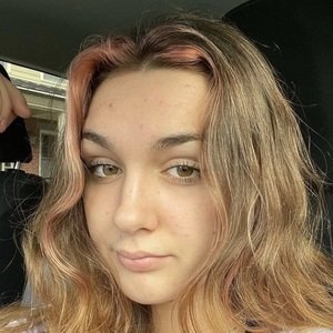 Annabelle Gesson, 21 (TikTok Star)