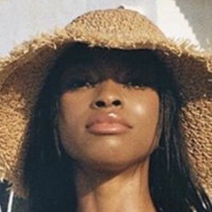 Anne Barreto, 31 (Người mẫu)