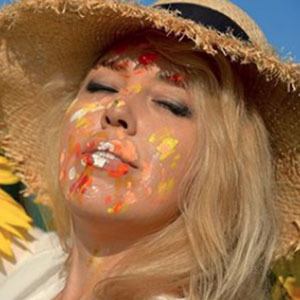 Annet Lovart, 37 (TikTok Star)