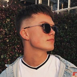 Archie Hill, 25 (Cantante Pop)