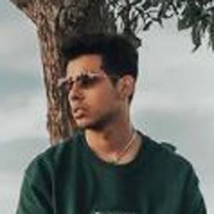 Ari Petrou, 26 (Estrella de Instagram)