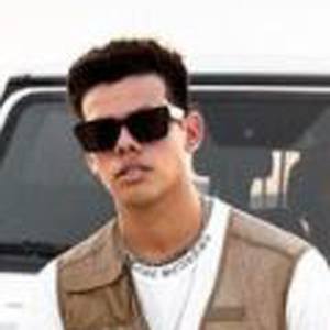 Ari Petrou, 26 (Instagram明星)