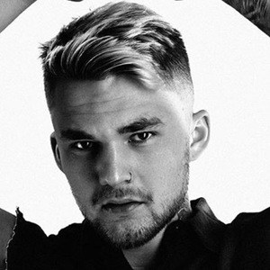 Artem Bizin, 29 (流行歌手)