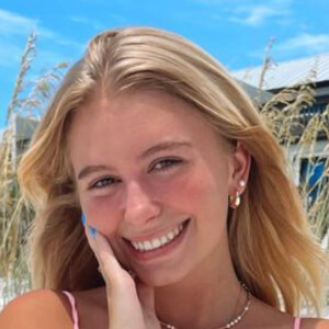 Ashley Sims, 22 (TikTok明星)