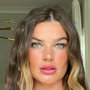 Ashlyne Wallen, 30 (家庭成员)