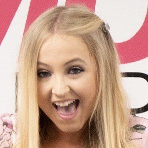 Ashlynn SevenSuperGirls, 26 (YouTuber)