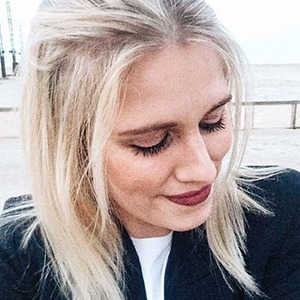 Astrid Lia, 31 (Blogger)