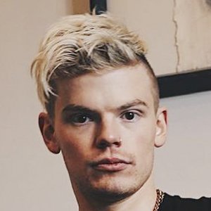 Austin Ware, 32 (鼓手)