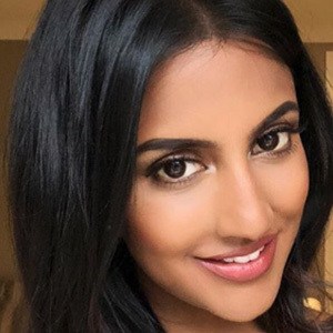 Avina Shah, 38 (流行歌手)