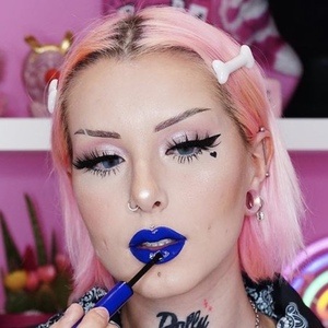 Ayo Coralie, 27 (Star di YouTube)