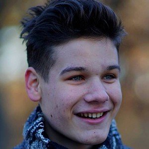 Banki Beni, 26 (YouTube Star)