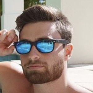 Beaks, 28 (Estrella de YouTube)