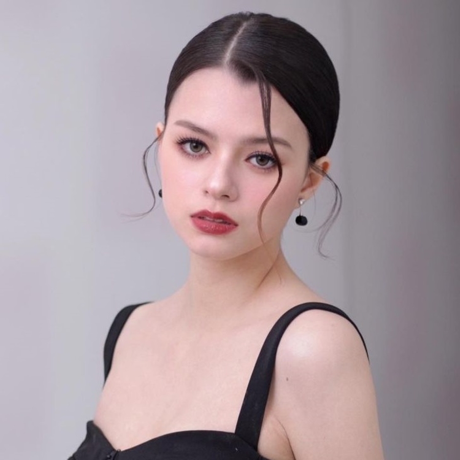 Becky Armstrong, 22 (电视女演员)