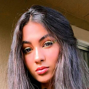 Bela Bagunça, 18 (YouTube Star)