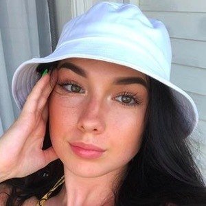 Bella Hill, 23 (TikTok明星)