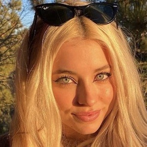 Bella Martinez, 25 (TikTok明星)